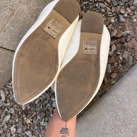 Qupid white open back pointed toe textured slide loafer with gold hardware bit s - Picture 5 of 9